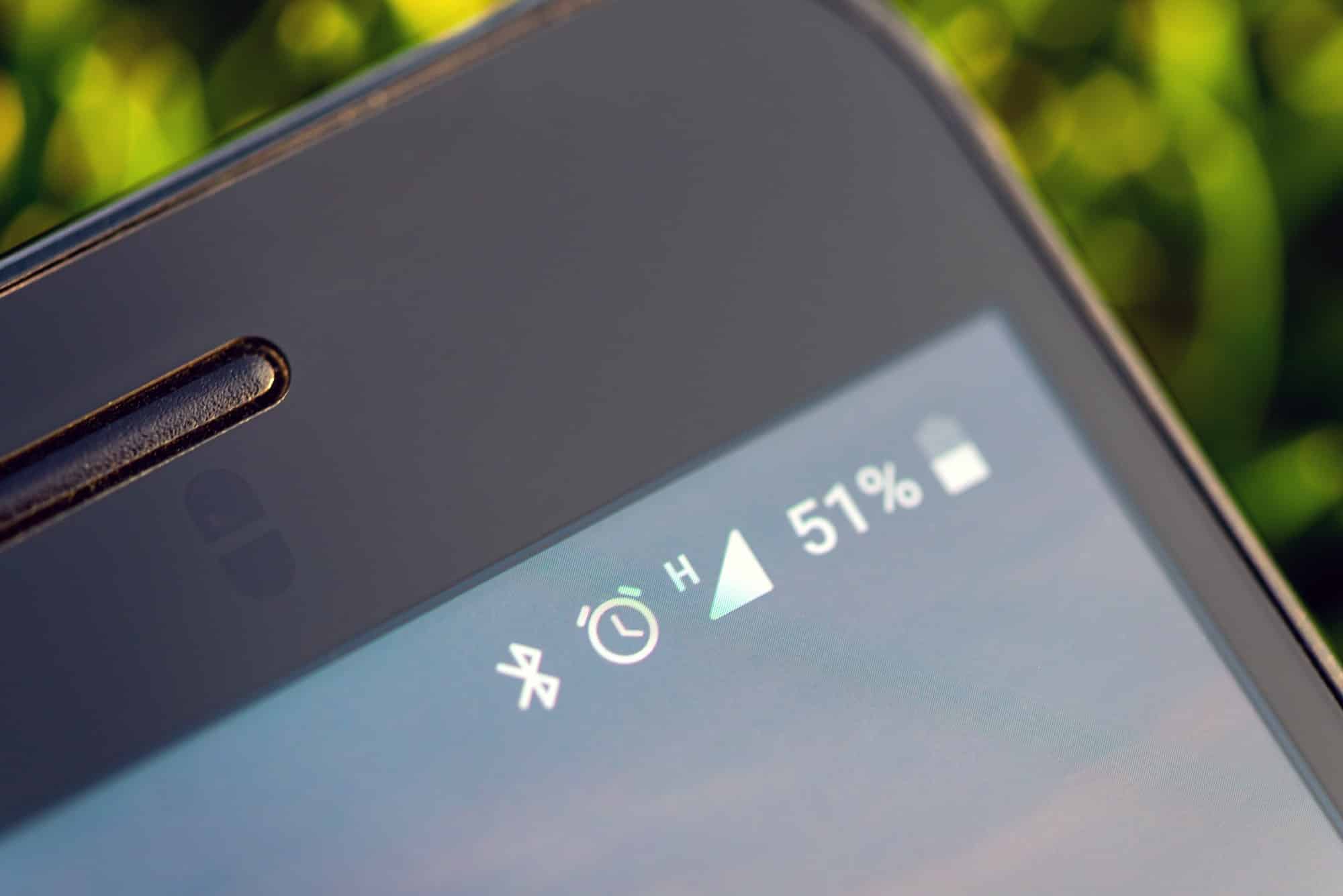 Icons in mobile phone battery, Bluetooth, alarm clock, network