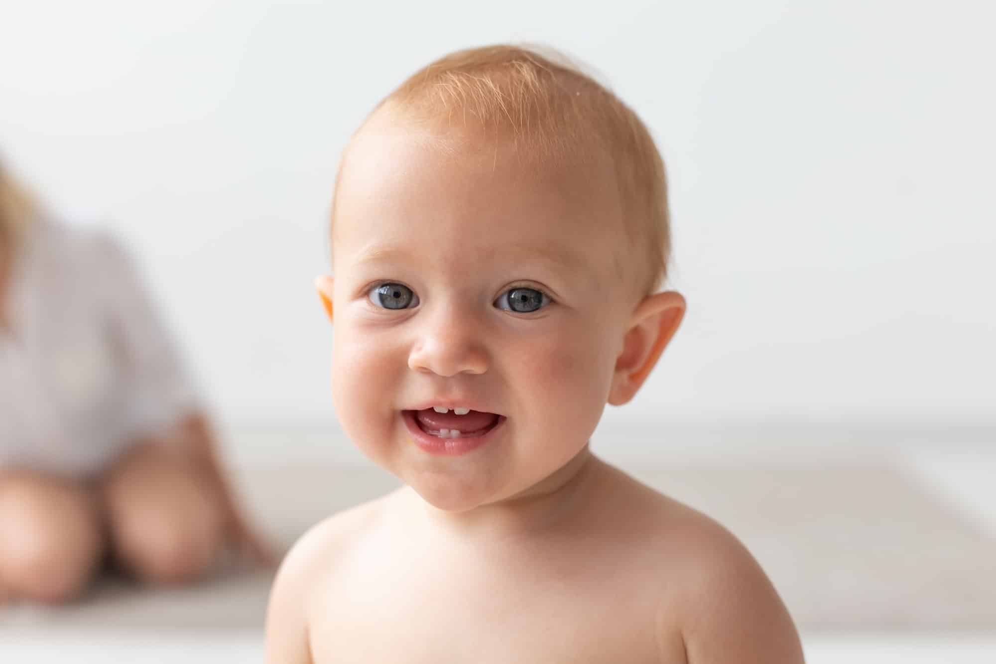 Découvrez l'astuce incroyable pour habiller les bébés rapidement