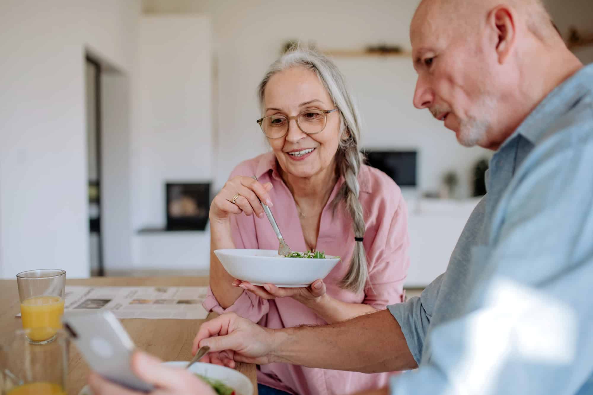 Les 4 habitudes qui nuisent à votre santé sans que vous vous en rendiez compte lorsque vous avez plus de 60 ans