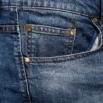 Découvrez la véritable raison derrière le mystérieux petit poche de vos jeans !