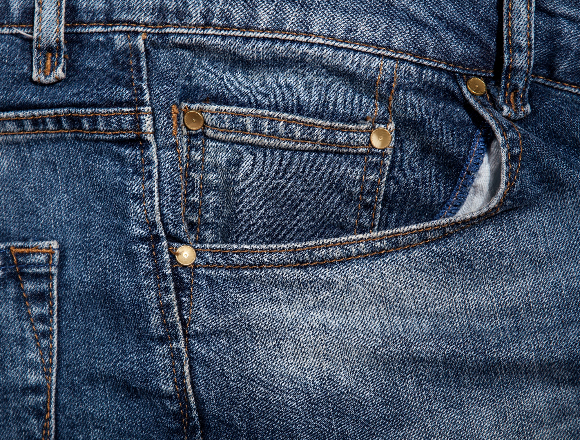 Découvrez la véritable raison derrière le mystérieux petit poche de vos jeans !