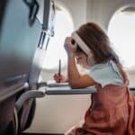 Elle demande à changer de place dans l'avion pour être avec sa fille