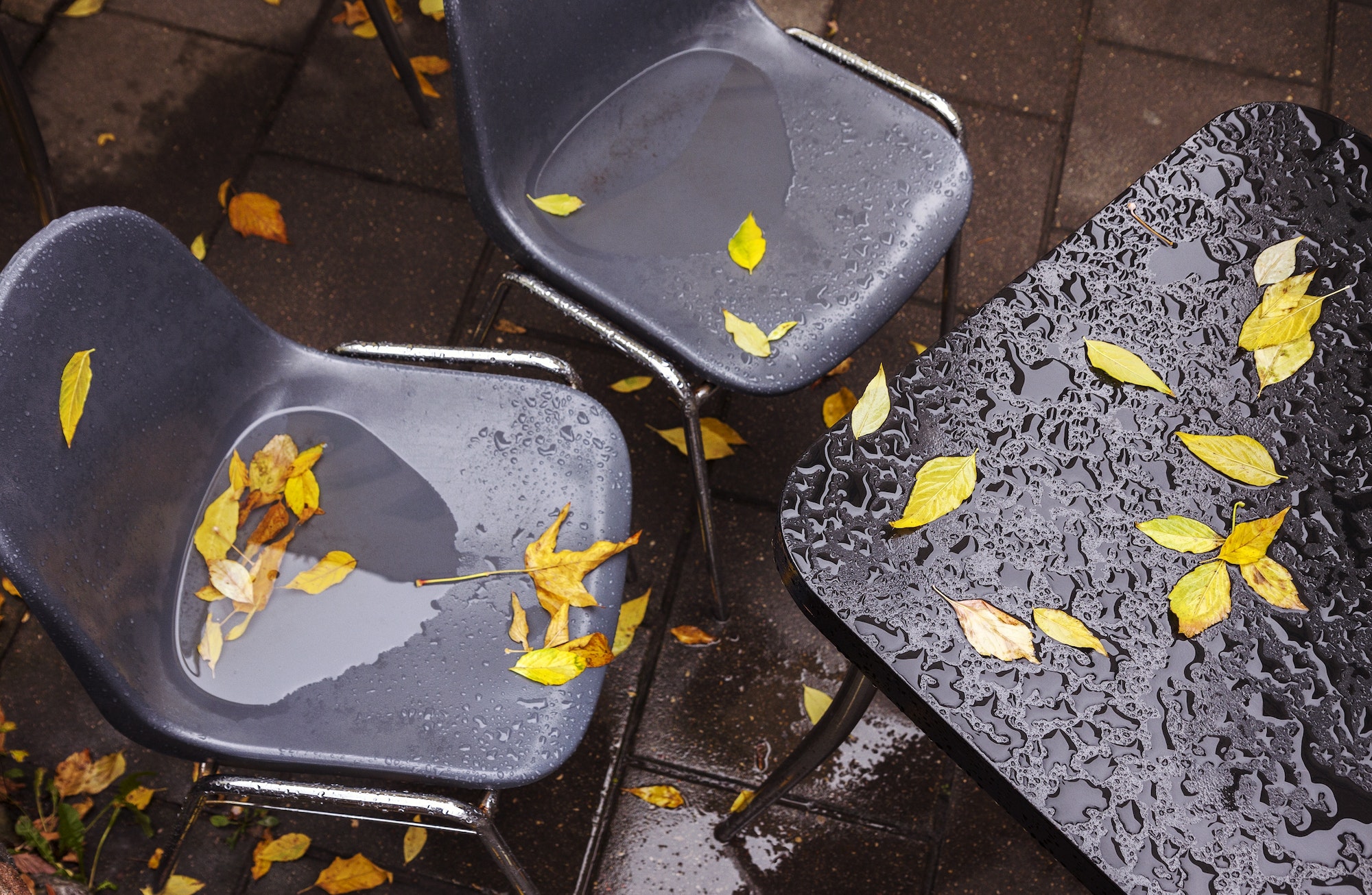 Comment nettoyer vos chaises en plastique sales et les rendre comme neuves ?
