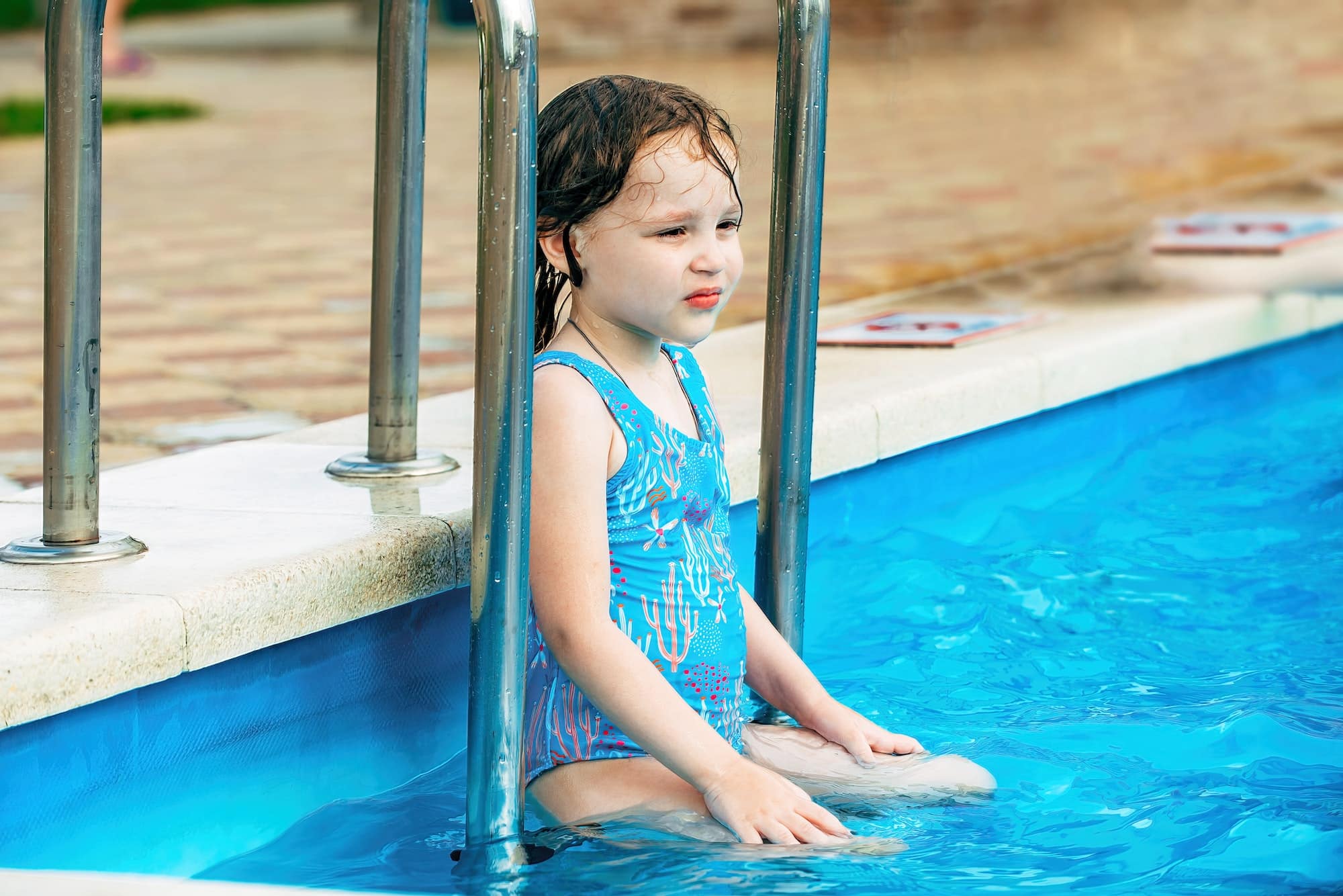 La couleur du maillot de bain de votre enfant peut sauver sa vie: découvrez pourquoi!