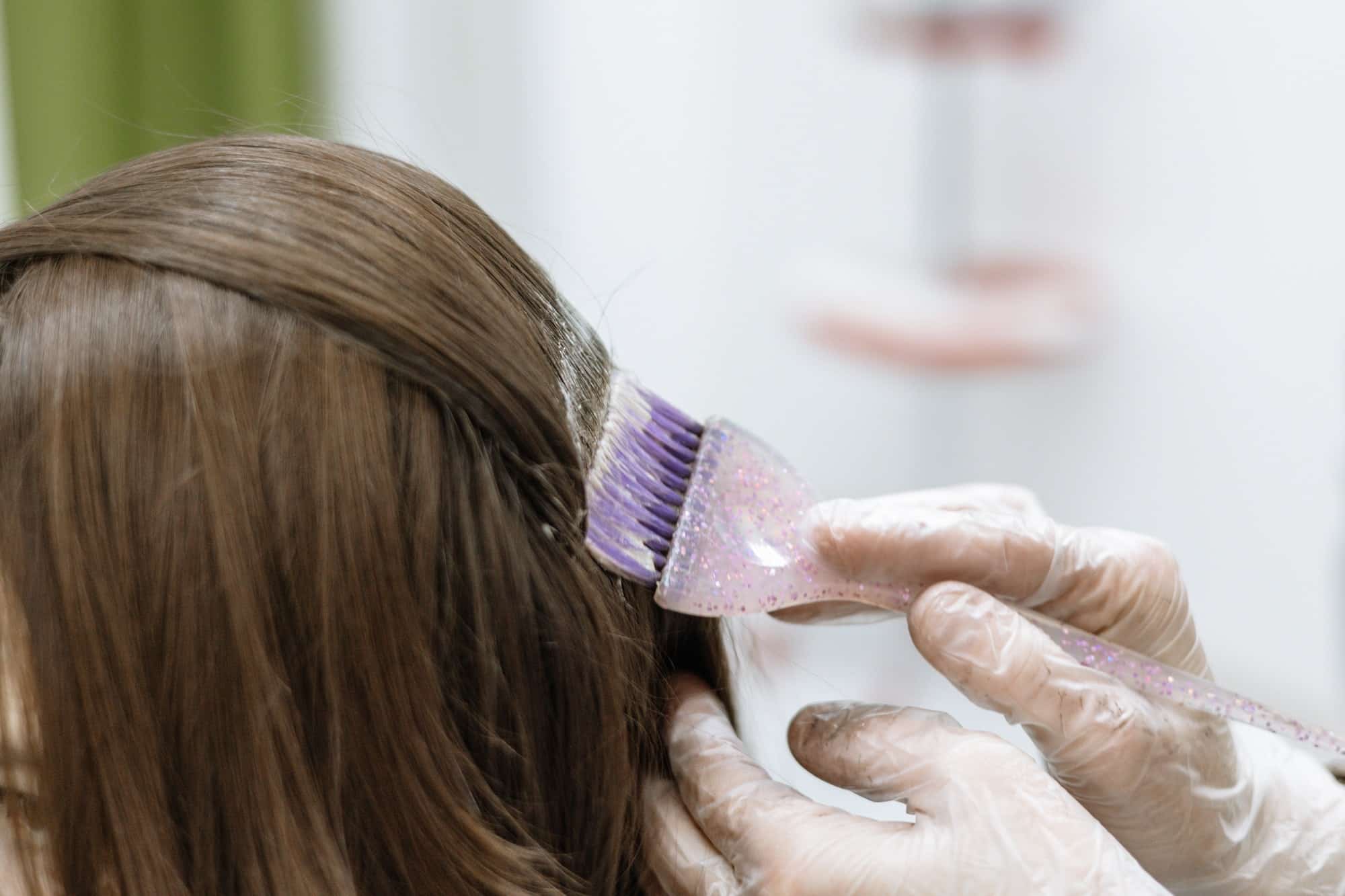 Les astuces ultimes pour camoufler vos cheveux blancs sans les teindre