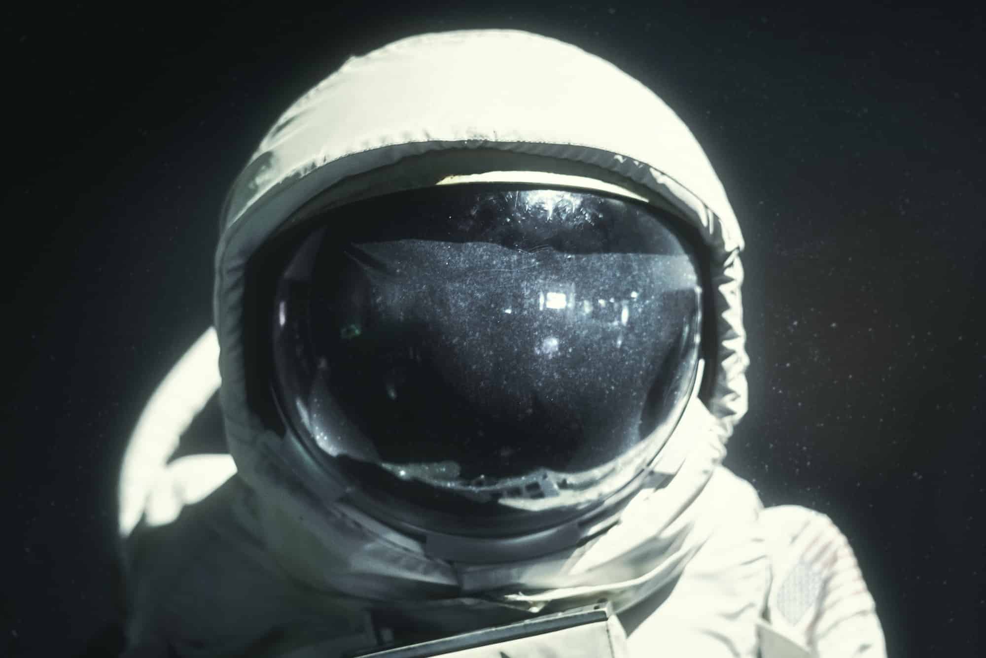 La raison pour laquelle les combinaisons des astronautes sont toujours blanches
