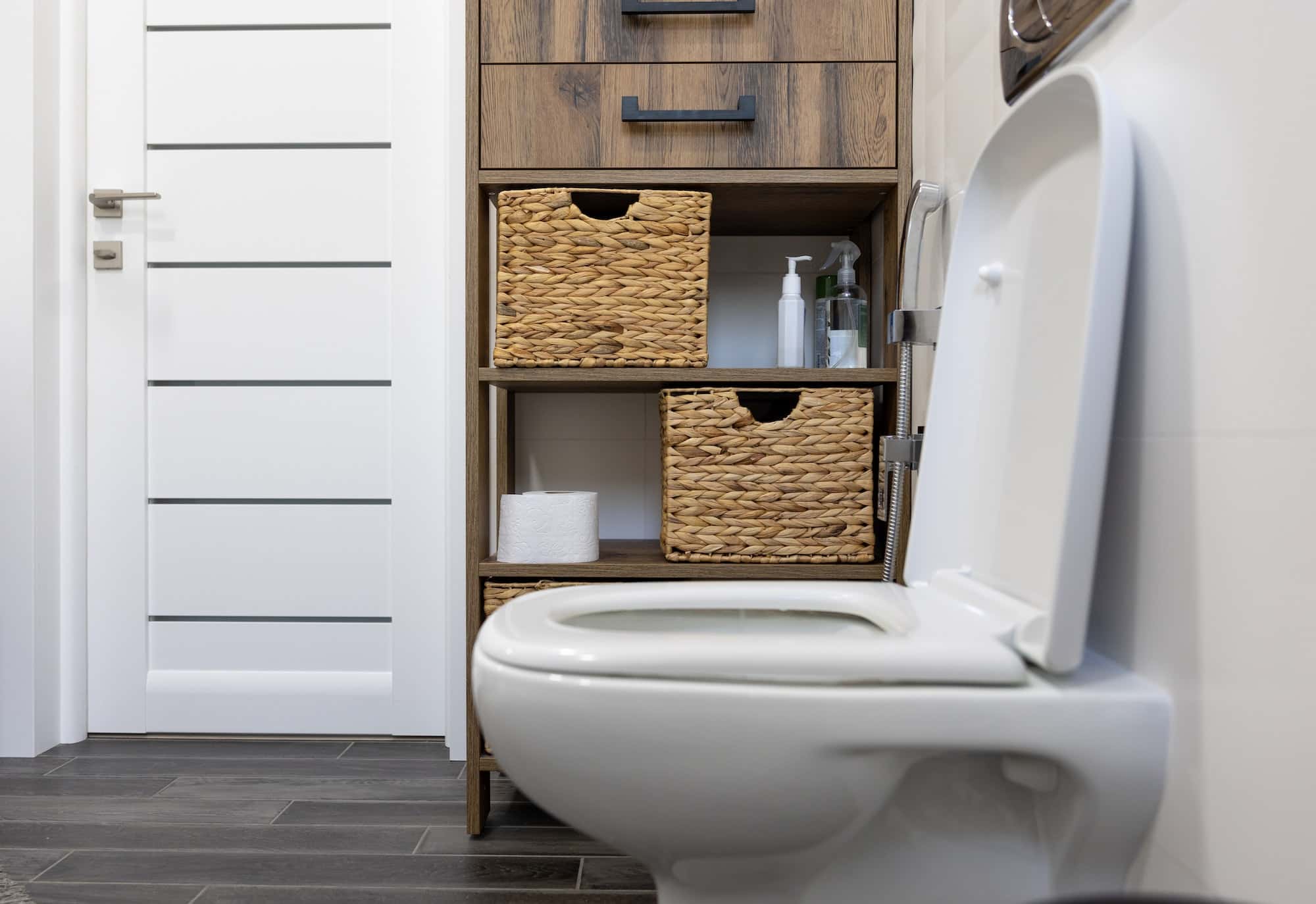 Ne laissez plus aucune trace dans vos toilettes grâce à ces techniques simples