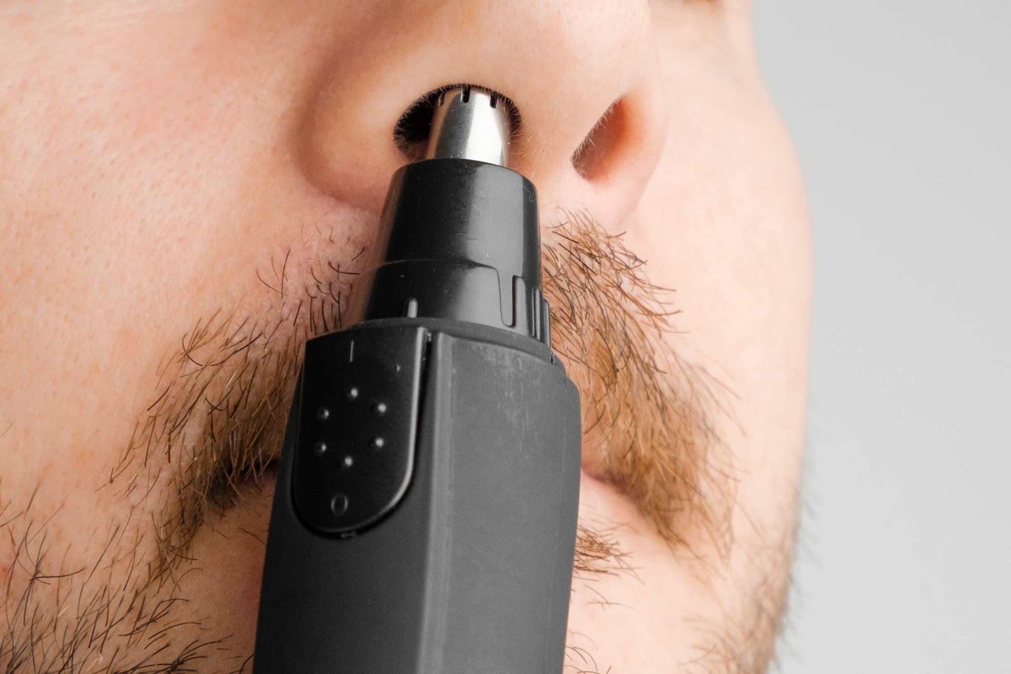 Le mystère des poils envahissants du nez et des oreilles en vieillissant
