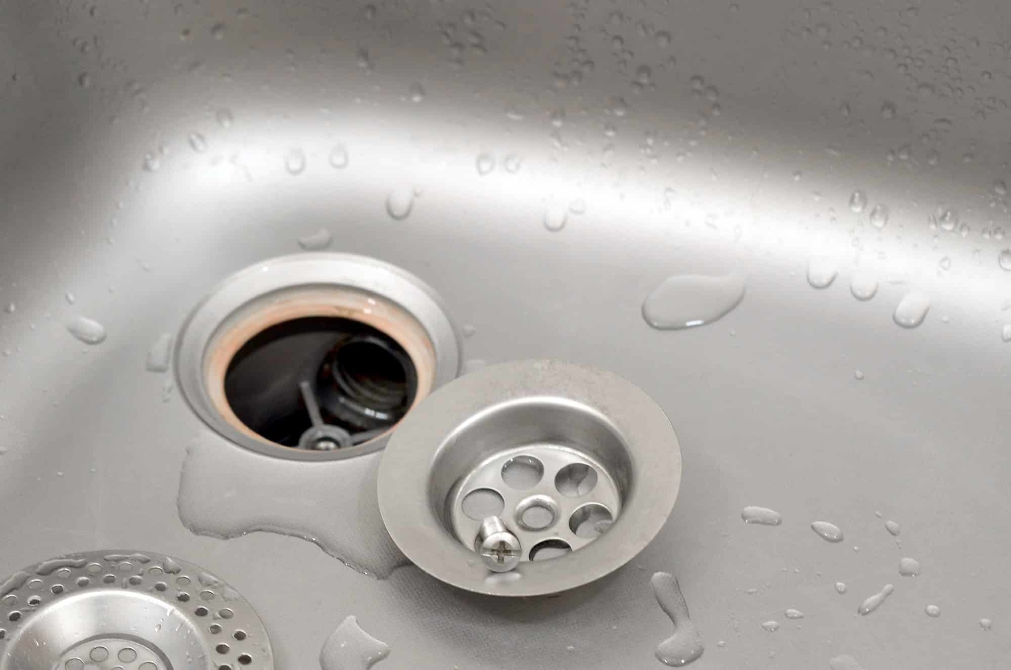 Découvrez le hack viral de TikTok pour nettoyer efficacement le siphon de votre évier de cuisine