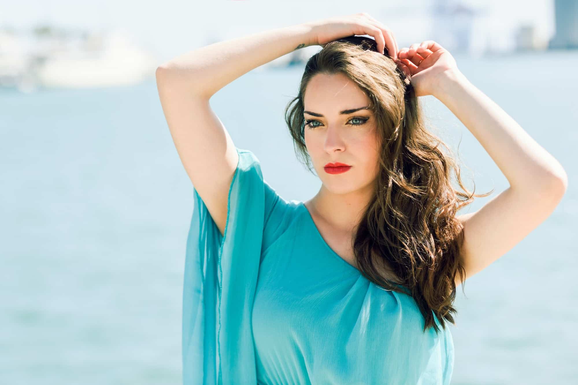 Les meilleures couleurs à porter pour sublimer vos yeux bleus