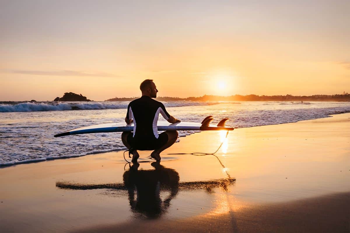 surfeur avec planche de surf