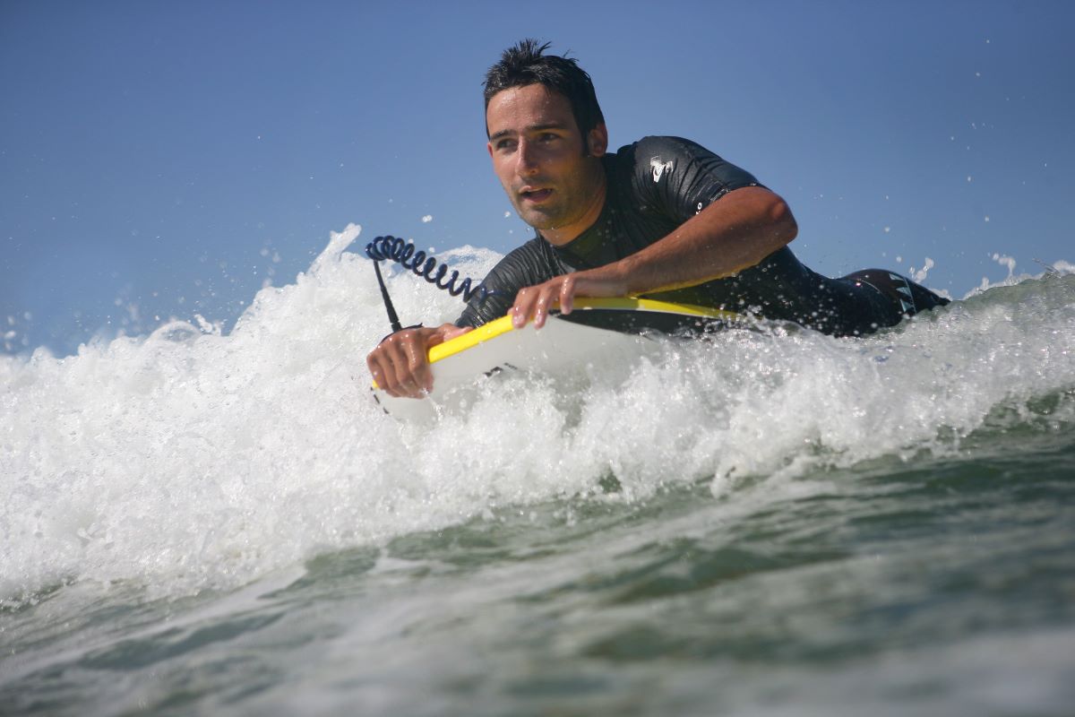 homme surfeur bodyboard