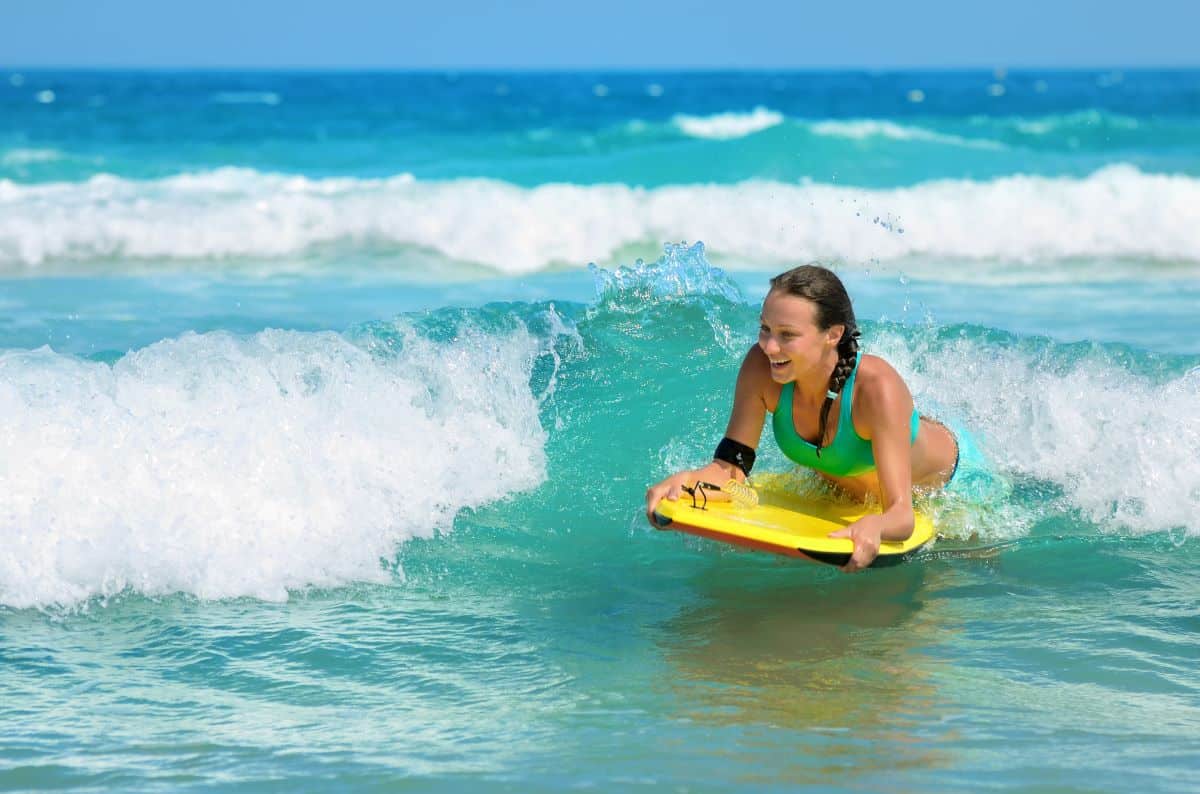 jeune femme bodyboards planche de surf