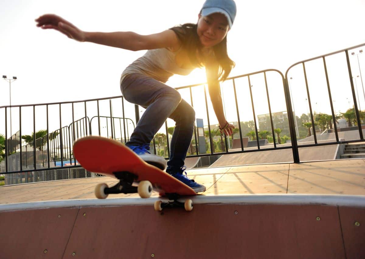 jeune femme figure skateboard