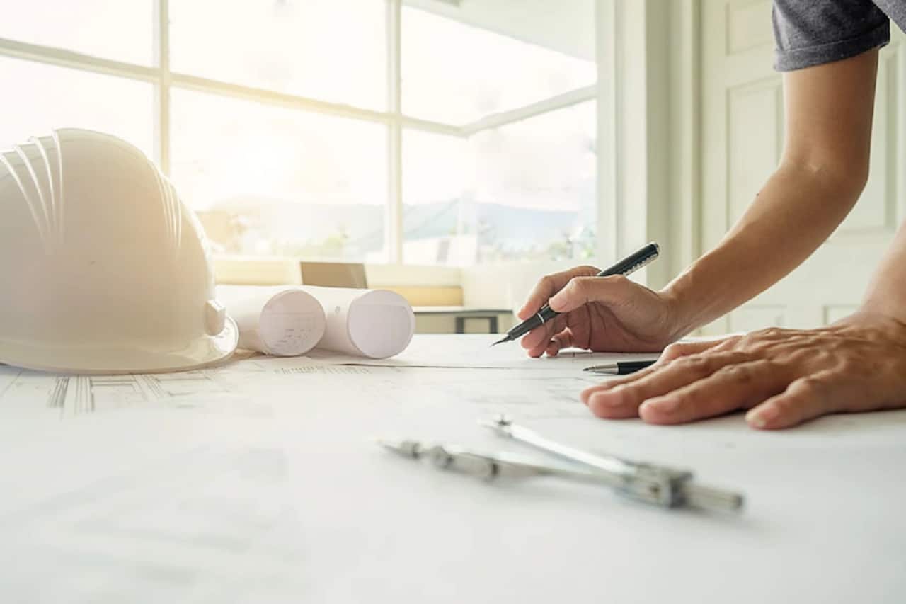 mains dingenieur travaillant sur le modele de renovation de maison