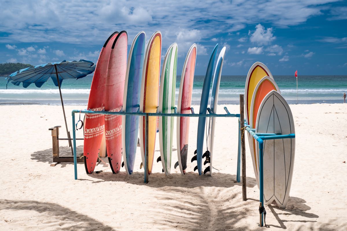 planche de surf sur la plage de sable blanc