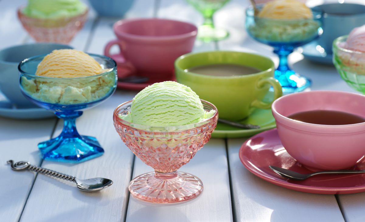 tea party coloré avec crème glacée et sorbet sur la table de pique nique