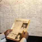 agent du fbi examinant un profil criminel