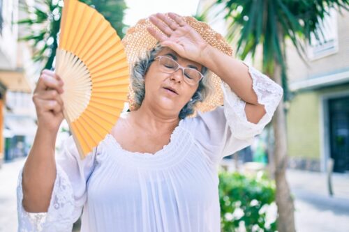 senior face canicule