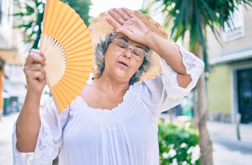 senior face canicule