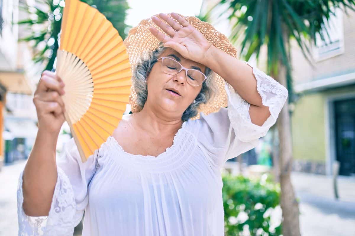 senior face canicule