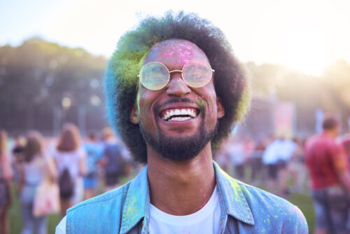 homme plein de couleurs pendant le festival