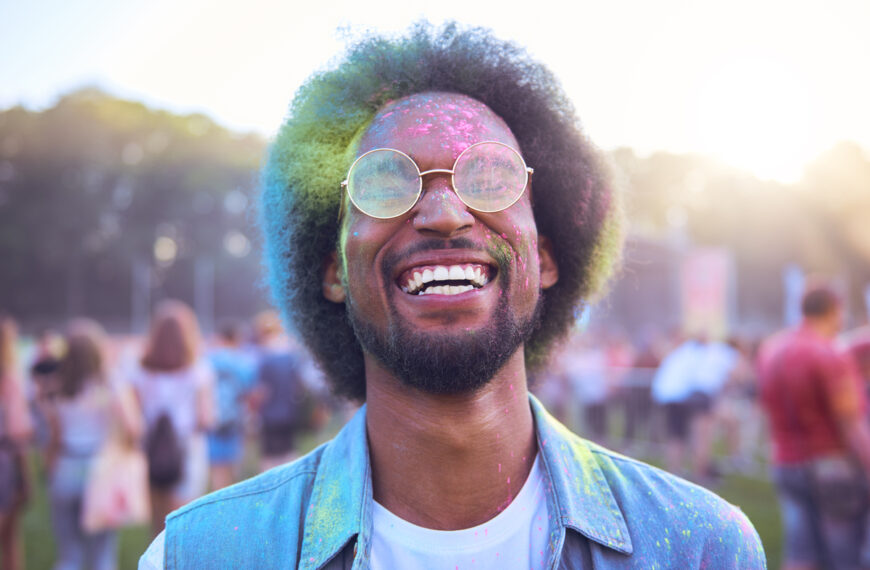 homme plein de couleurs pendant le festival