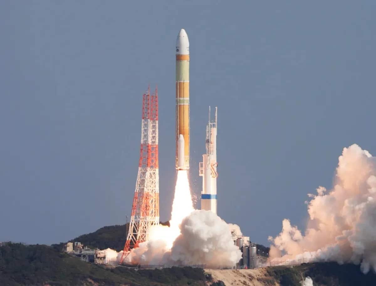 décollage fumée mission spatiale japonaise