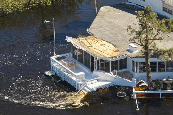 L'ouragan Ian a inondé des maisons dans un quartier résidentiel de Floride. catastrophe naturelle et ses conséquences