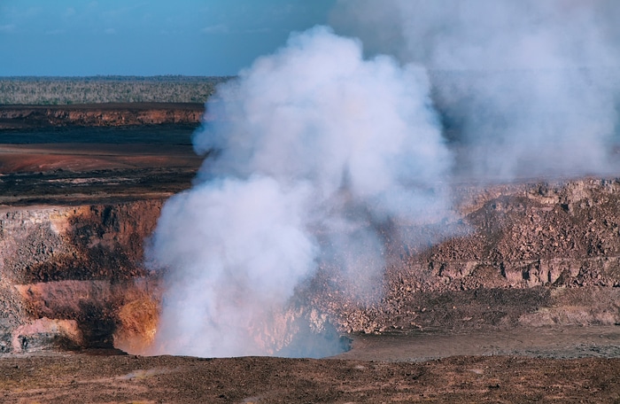 vue panoramique sur le cratère actif du volcan Kilauea