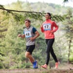 jeune couple organisant une compétition de course dans la nature.