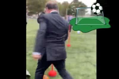 Francois Hollande joue au foot, dribble et marque un but un strasbourg