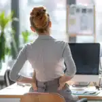 une-femme-assise-au-bureau-tres-fatiguee-avec-douleurs-lombaires