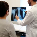 Médecin montrant une radio d’épaule à une patiente lors d’une consultation