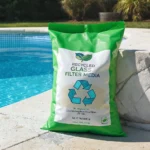 Sac de verre filtrant posé à côté d’un filtre de piscine