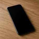 Smartphone moderne complètement éteint posé sur une table, symbolisant l’absence totale d’ondes radio